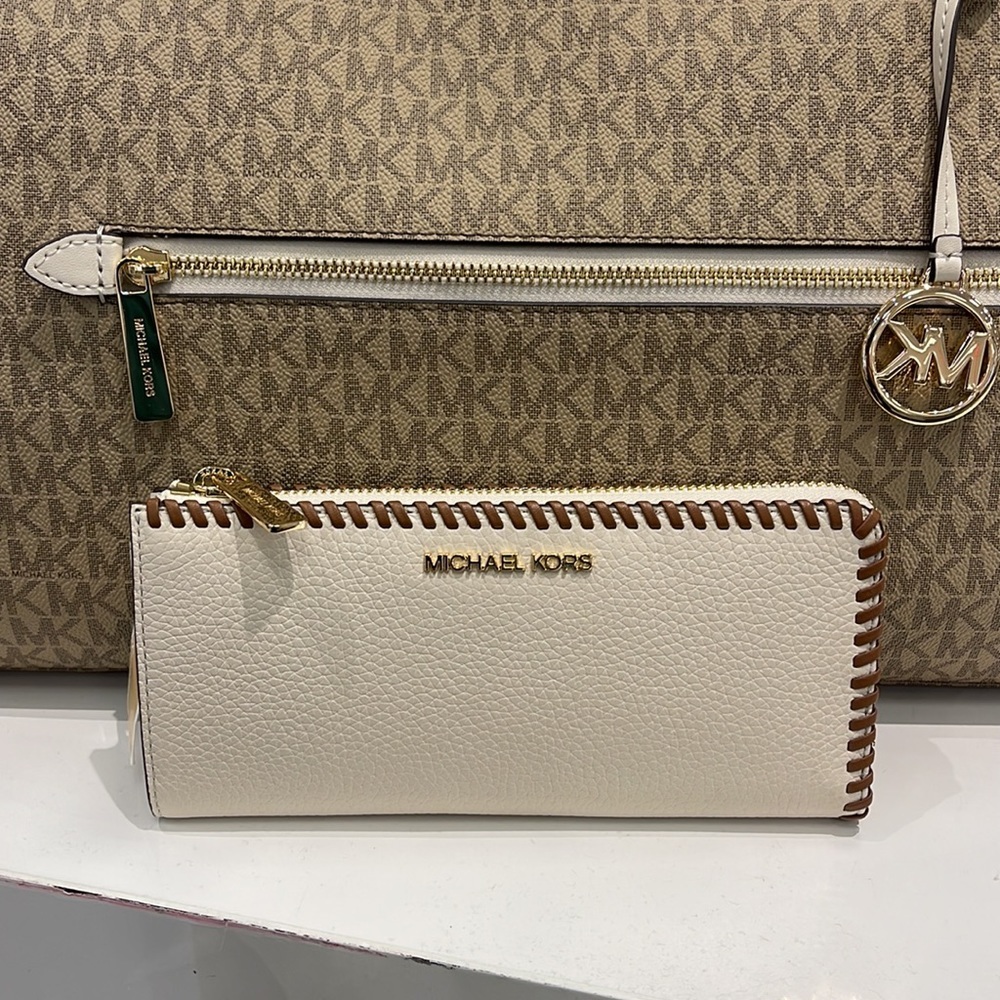 Michael Kors Jet Set Travel Large Pebble Leather Quarter-Zip Wallet
NWT - Picture 14 of 16